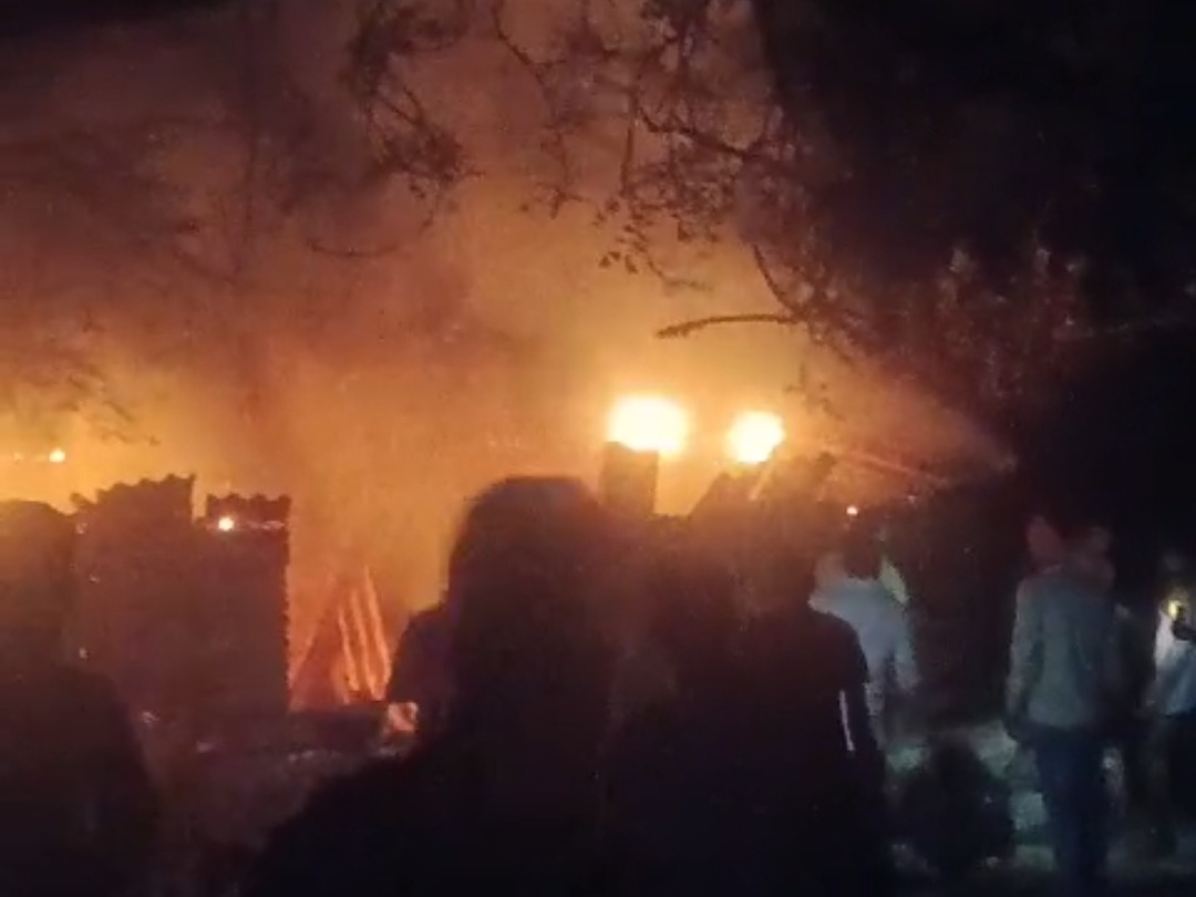 gas cylinder leak, Gudh burns down a house, with the family having a narrow escape.