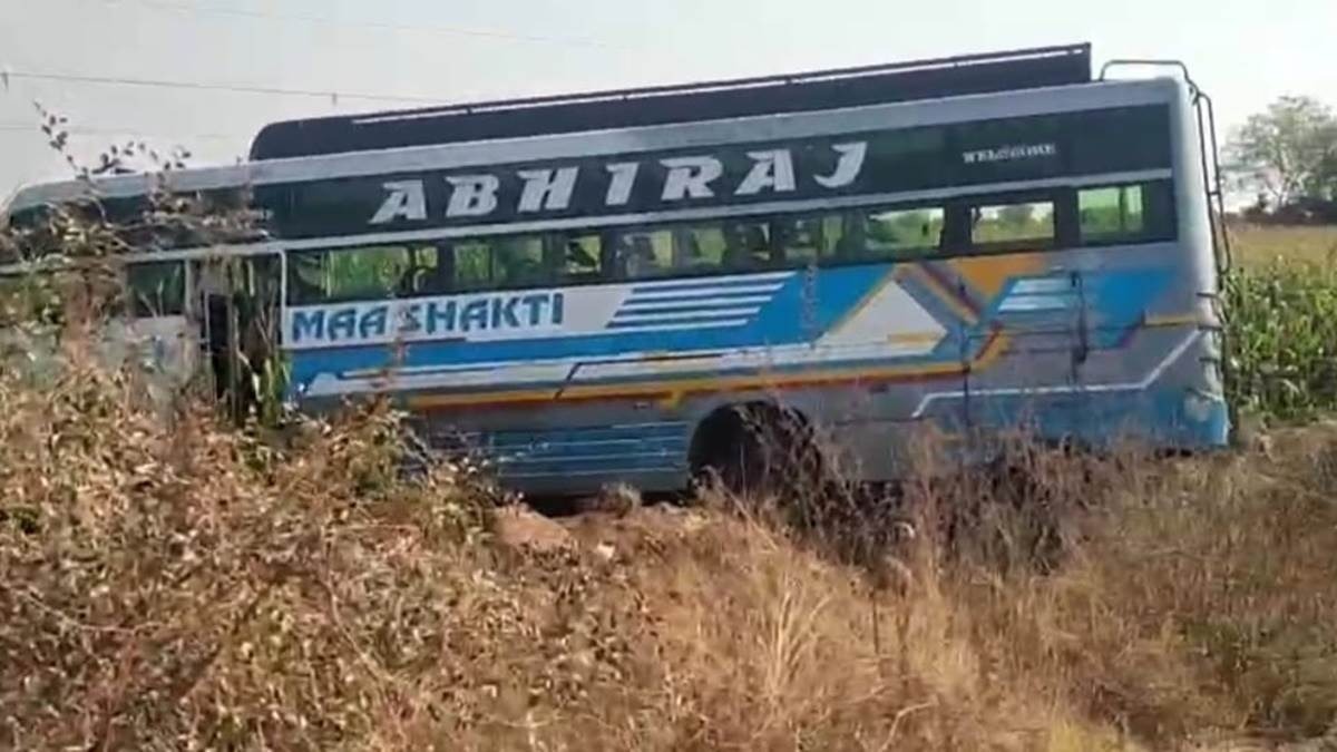 Passenger bus goes out of control and enters a field in Barwani, several injured