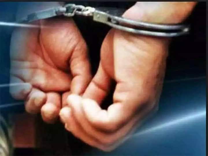 7 lakh, rupees looted broad daylight moving train, panic