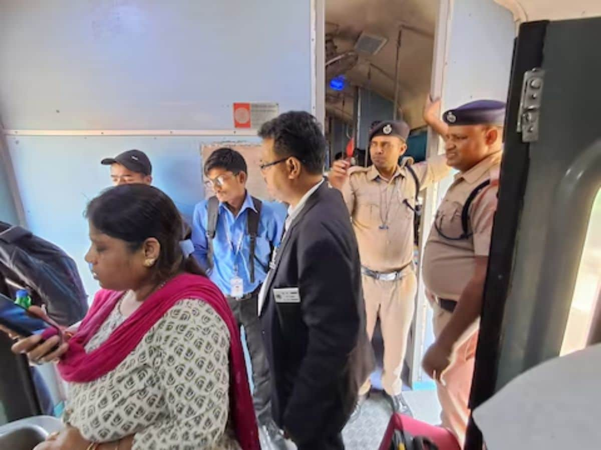 4.96 lakh passengers , travelling without tickets, 40 crore collected