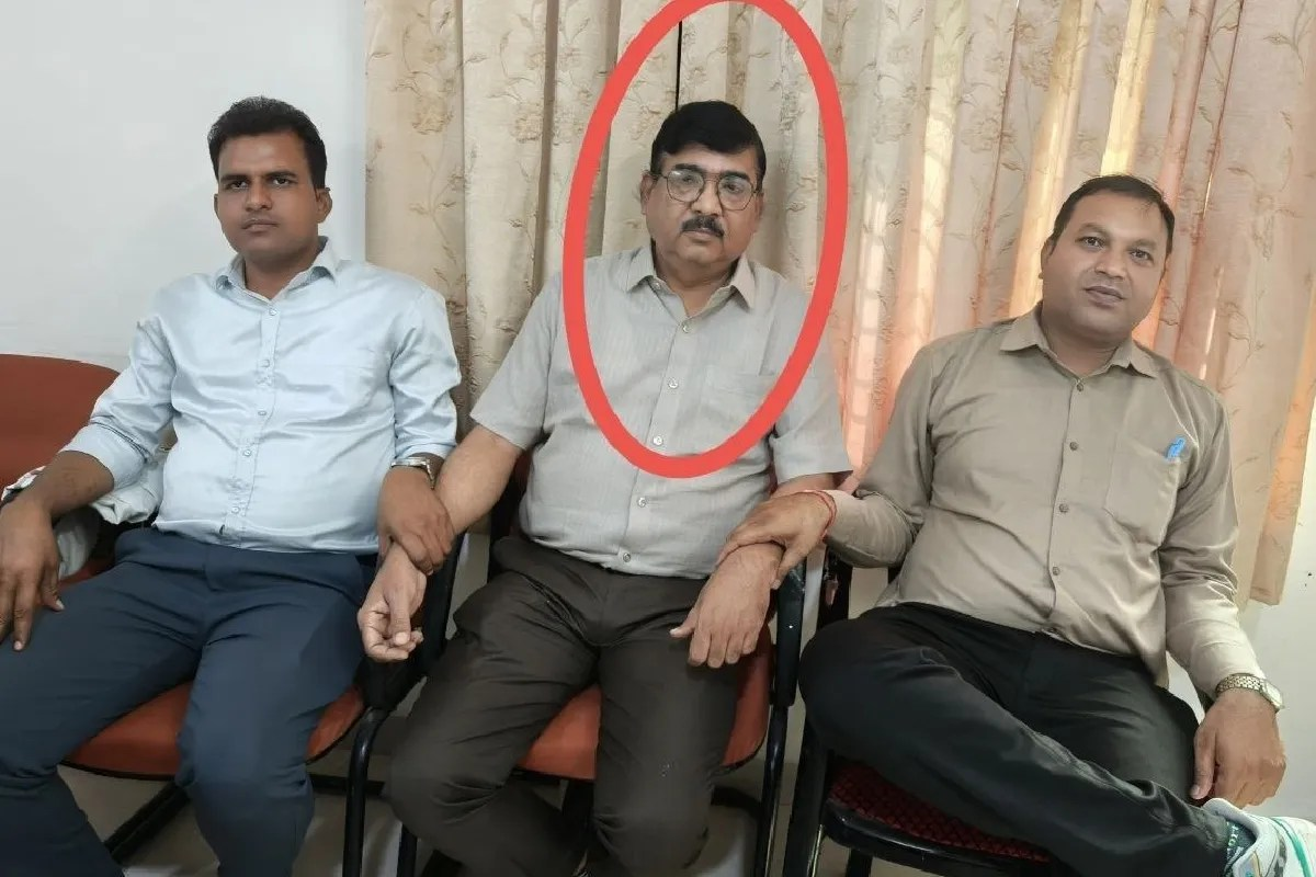  Lokayukta takes, action ,MP, officer arrested ,bribe ,Rs 1 lakh