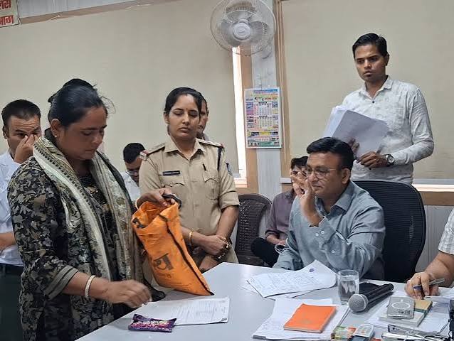 Woman produces poisonous pills , Damoh public grievance hearing