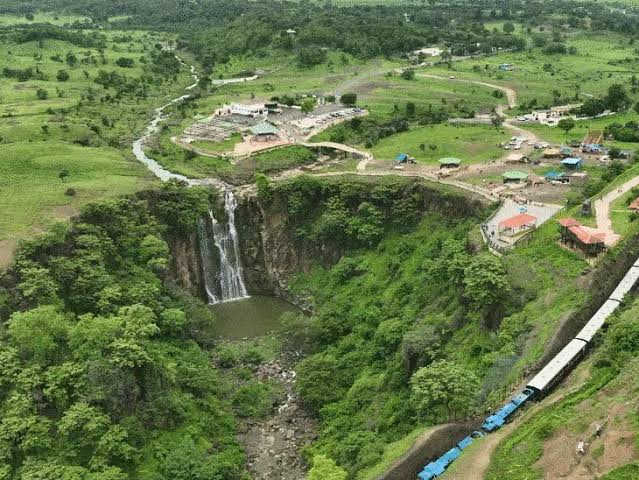  Hotels ,cafeterias, Patalpani-Kalakund heritage track,tourism