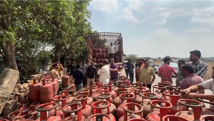 Gas cylinder ,refilling racket exposed , Bhopal, two employees arrested