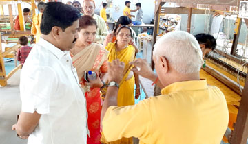 मंत्री श्री पांसे ने विश्वविद्यालय के संचालक श्री चिन्मय पण्डया से भेंट की।