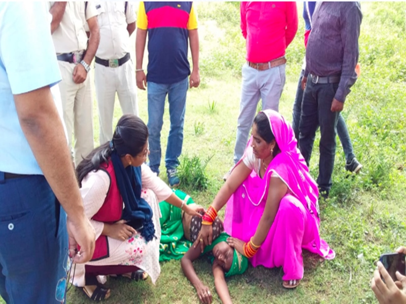 अफसरों को देखते ही गश खाकर गिरी मां 