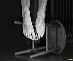 युवक फांसी पर झूला