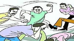 गार्ड से विवाद के बाद धरने पर बैठे छात्र 