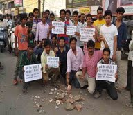 अच्छे दिन आने में देर ,लोगों ने मटके फोड़े