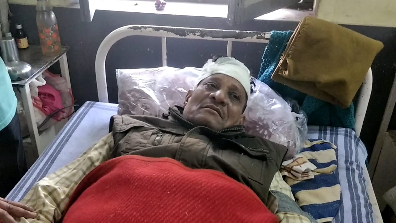 khandwa, PNB, head cashier,robbers attacked