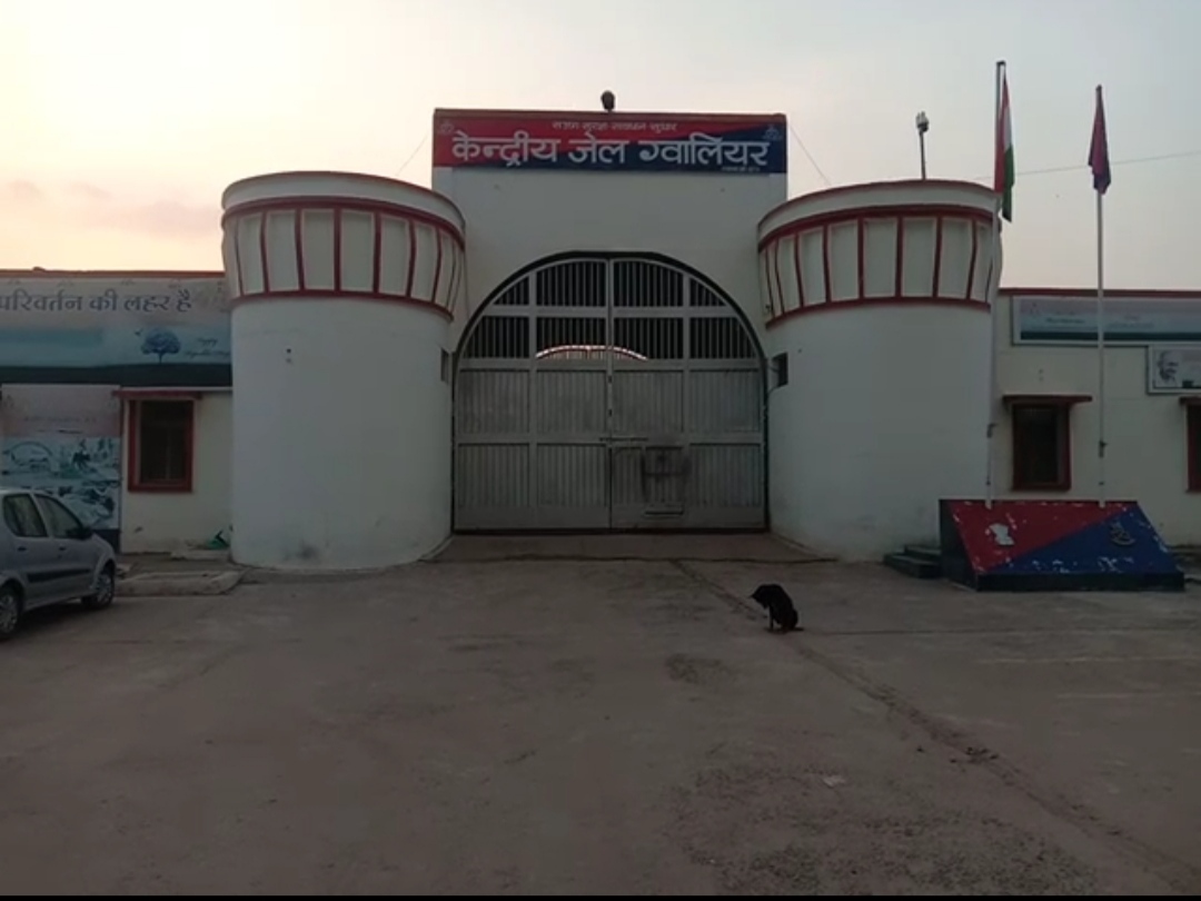 gwalior, Prisoners in jail, hanged on tree, three sentinel suspended