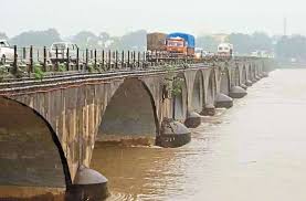 dhaar, Suddenly water left , Narmada dam, thousands of Shiva devotees