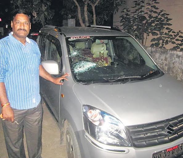 तलवारबाज गुंडों ने कारों के कांच तोड़े ,पुलिस सोती रही