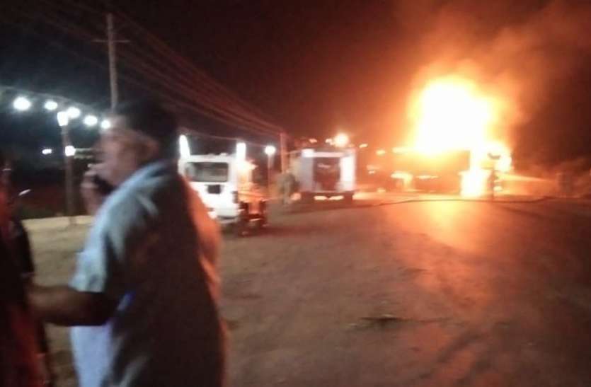 gwalior, Fire, after collision ,truck and dumpers, two die alive