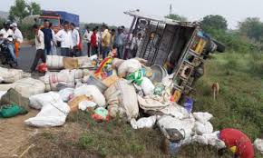 Barwani, speeding pickup vehicle, overturning, kills four, more than 30 injured