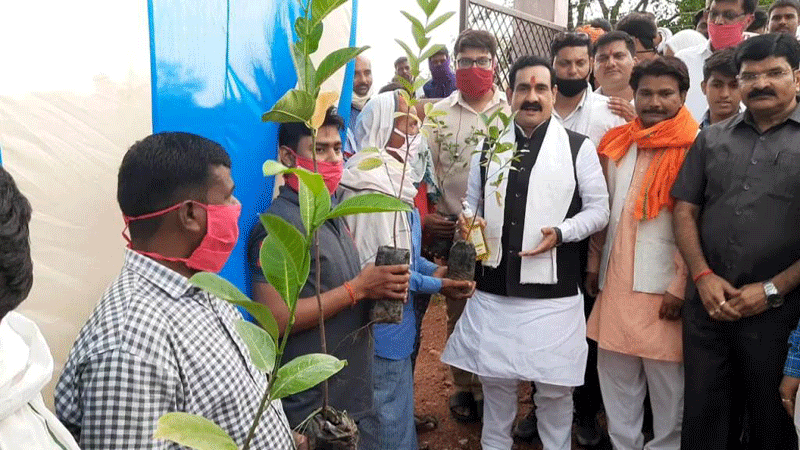 datia, Minister Dr. Mishra ,distributed relief material,needy,village Gandhari , Laryata