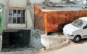 बेसमेंट में भरा रहता है बारिश का पानी