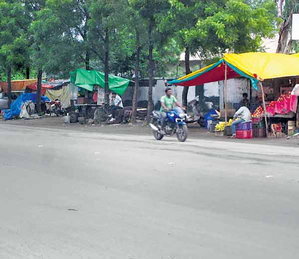 फुटपाथ पर दुकानें सड़क पर लोग