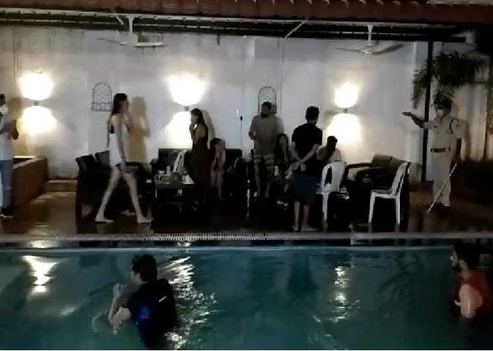 Bhopal,16 arrested, including five girls, having late night, liquor party, hotel