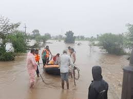 Raisen, car dumped, swollen river , save engineer, sarpanch himself drowned