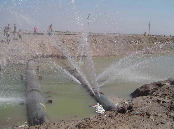 पाइप लाइन फोड़ कर लेंगे पानी