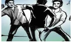 indore, Addicts attacked, two policemen ,with a knife