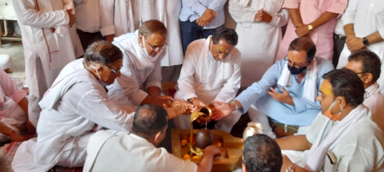 khandwa, Omkareshwar reached, Kamal Nath, surrounded by controversies, Imrati Devi