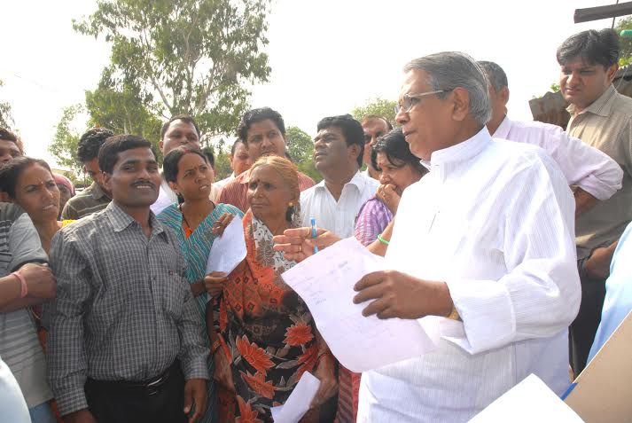 उच्च शिक्षा मंत्री  गुप्ता ने कोलार तिराहे पर सुनी समस्याएँ