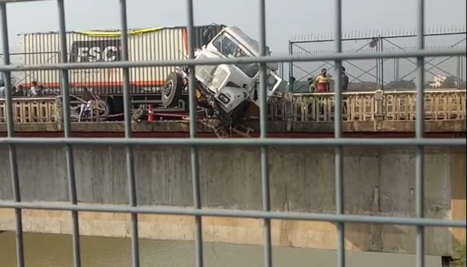 jabalpur, Dumper hanging, railing, Tilwara bridge, Narmada river