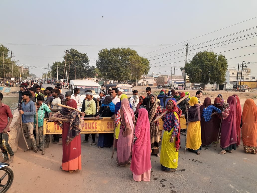 seopur, Tribals set fire ,liquor contracts,  Sheopur-Rajasthan highway