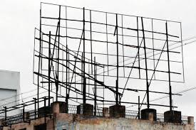 कमजोर भवन पर भारी होर्डिंग,हादसे का इंतजार