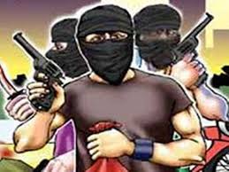 Indore, Bike riders ,rob three lakhs, manager , liquor contractor