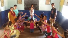 बच्चे सीख रहे हैं नृत्य की बारीकियां