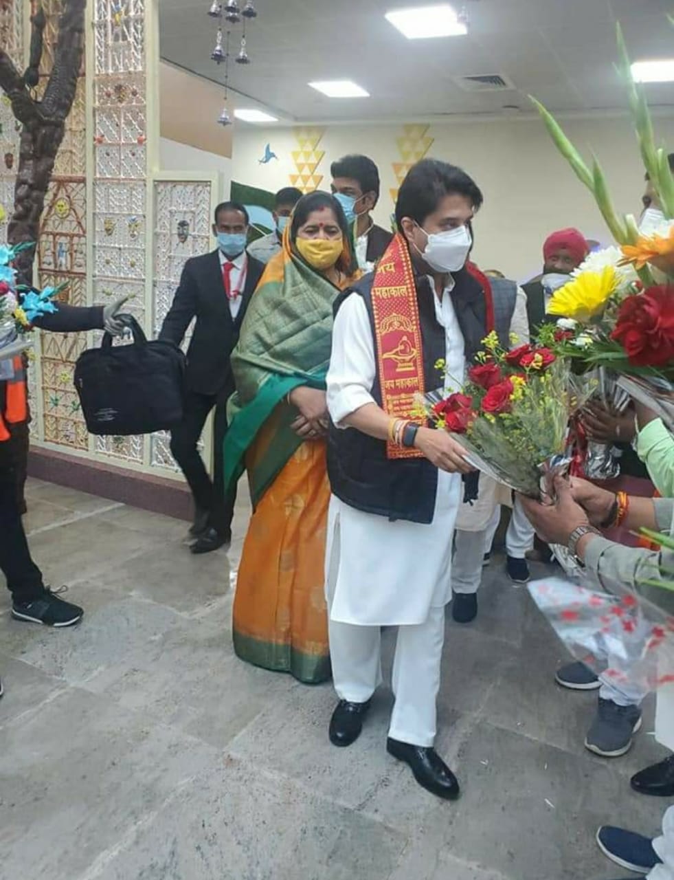 Bhopal, Scindia arrives,CM House, with supporters, ongoing consultation