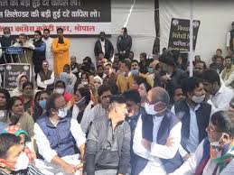 Bhopal, Congress road ,against rising ,petrol price , agricultural laws