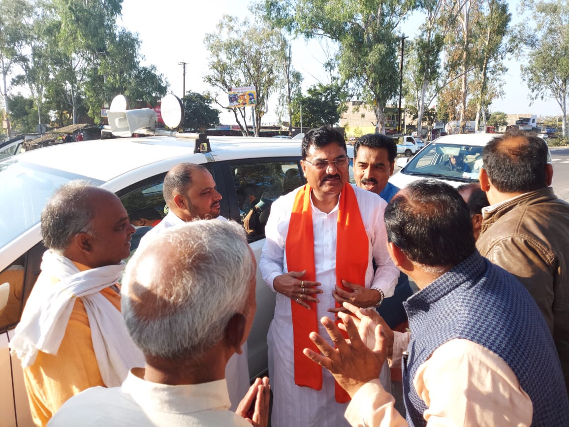 bhopal, Congress workers encircle, Agriculture Minister, Kamal Patel, imposes chaupal