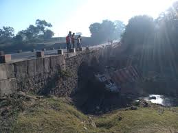 Dewas, Fire in truck, fell from Kalia, Kalisindh river, scorched driver-cleaner