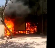 भीषण आग, धुएं के गुबार ने ढंका आसमान, पुलिस ने किया लाठीचार्ज