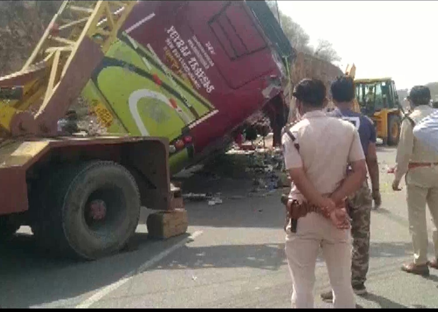 gwalior, Bus full , laborers coming, Chhatarpur from Delhi, overturned