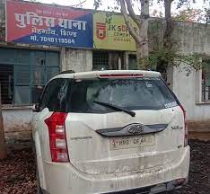 bhind, Police caught ,two miscreants, running away , robbing XUV car