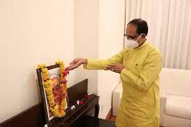 bhopal, Chief Minister Chouhan, pays homage, Balasaheb Devras 