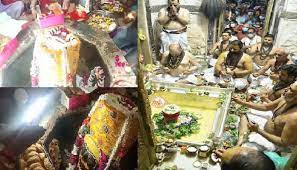 bhopal, Crowds of devotees, gathered , state pagodas 