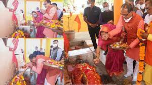 bhopal,Chief Minister Chouhan ,reached the house , villagers in Jait village