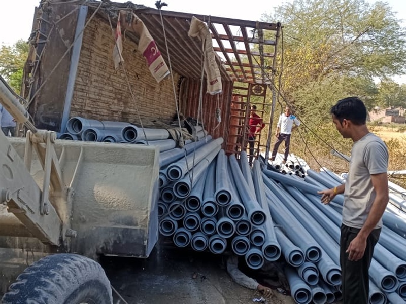 dhar,Mini truck , overturned , three bikes, two died