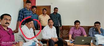 seoni,Patwari caught, red handed ,taking a bribe