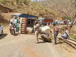 betul,Wife dies ,after truck overturns , bike