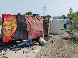 anuppur, Junk-laden ,pickup vehicle overturned , tire burst