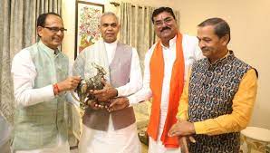 bhopal, CM Chouhan, gave memento, Gujarat Governor Devvrat