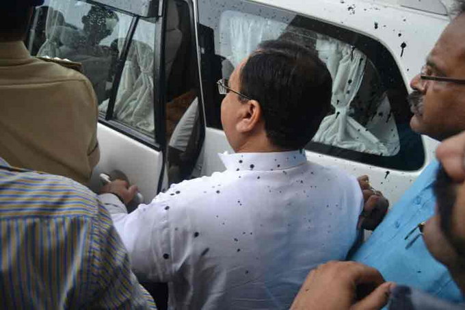 नड्डा पर स्याही फेंकी कोलार के विजय सराठे ने 