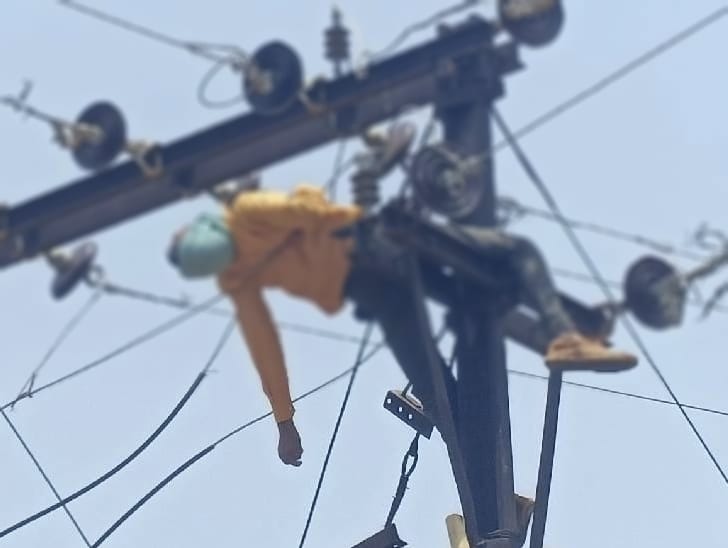 ग्रामीणों ने बिजली विभाग की टीम को दौड़ दौड़ा कर पीटा 